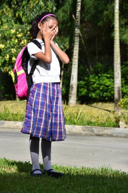 Kitaplarla Korkan Bir Okul Kızı