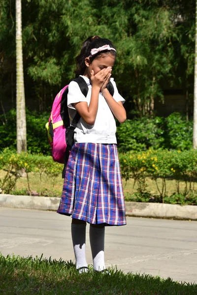 Persona depressa di minoranza che indossa uniforme con libri — Foto Stock