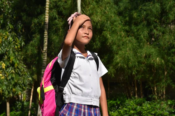 Ragazza studente e perdita di memoria indossando uniforme scolastica — Foto Stock