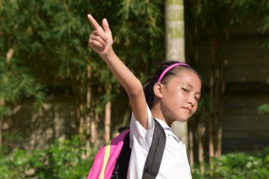 Asyalı bir kız öğrenci işaret