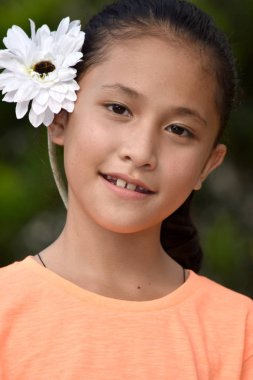 Çiçek ile Güzel Filipinli Kadın Gülümseyen