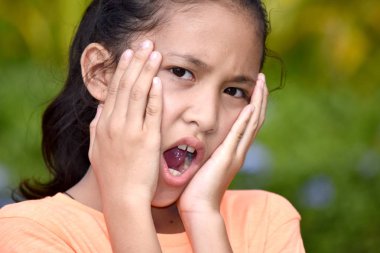 Bir Ürkmüş Genç Çeşitli Kişi