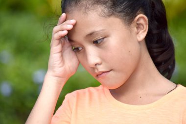 Endişeli bir kadın çocuk