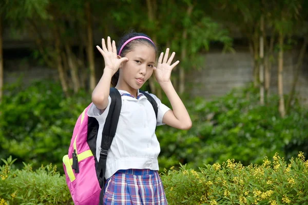 本で面白い顔をする女子学生 — ストック写真