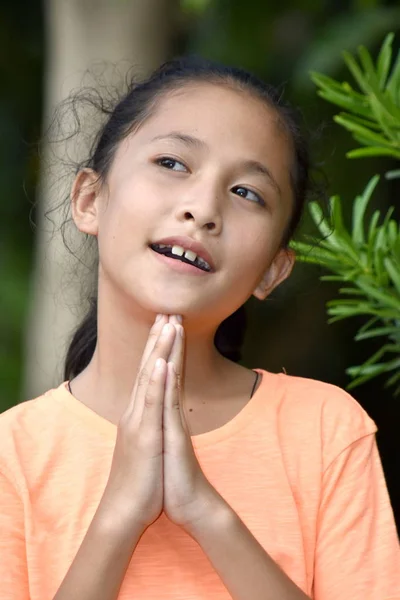 Młoda mniejszość młodzieży w modlitwie — Zdjęcie stockowe