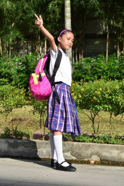 Not Defterleri Ile İşaret Eden Bir Kız Öğrenci