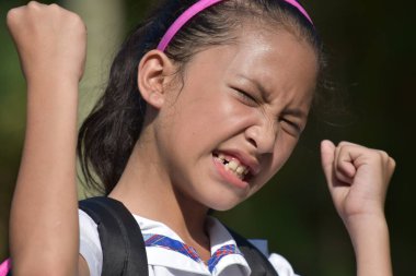 Not Defterleri ile Üzgün Bir Kız Öğrenci