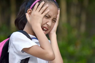 Genç Azınlık Kız Öğrenci Kitaplarla Stres Altında