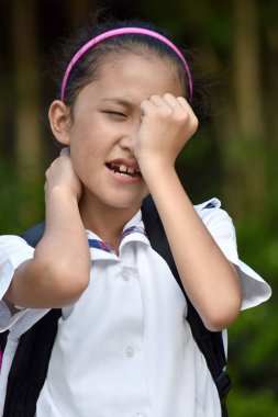 Genç Azınlık Kız Öğrenci Not Defterleri ile Stres Altında