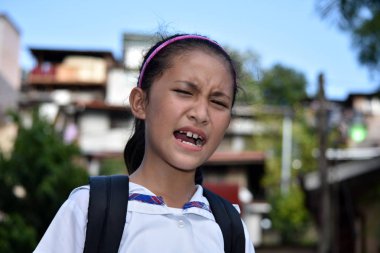 Kitaplar ile Stresli Bir Okul Kız