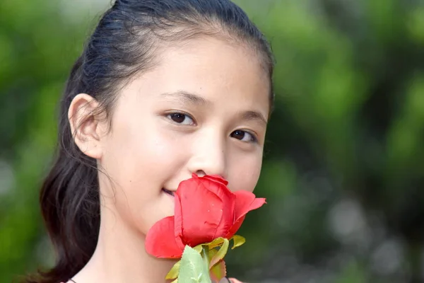 Krásná roztomilá žena s květinami — Stock fotografie