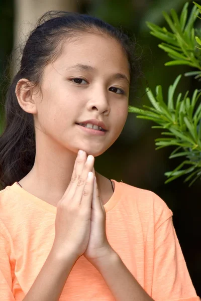 En ung kvinnlig bön — Stockfoto