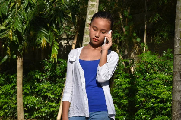 Filipina teenager mädchen using handy und unglücklich — Stockfoto