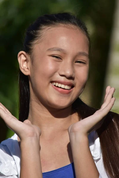 Uma jovem surpresa Filipina Pessoa — Fotografia de Stock