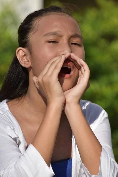 一个可爱的菲律宾青少年女孩叫喊 — 图库照片