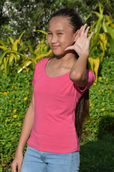 一个倾听的年轻亚洲女孩 — 图库照片