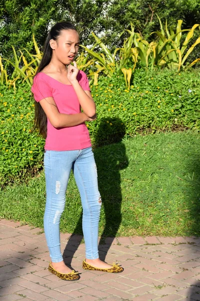 Schön filipina teen Mädchen mit Zahnschmerzen — Stockfoto