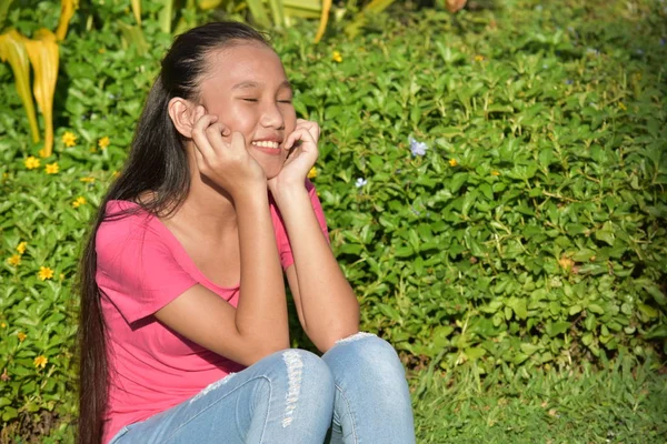 En ung mångsidig flicka och lycka — Stockfoto