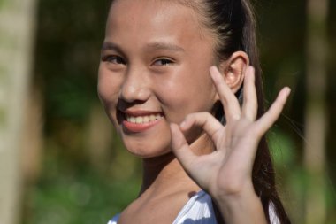 Bir Gençlik ve Tamam Işareti