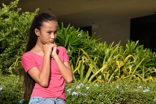 Una chica adolescente pensando — Foto de Stock