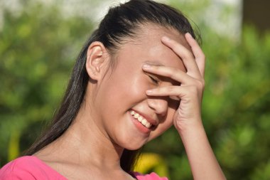 Genç bir azınlık kız ve kahkaha