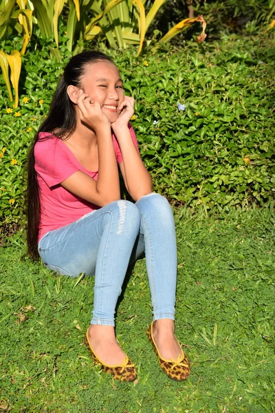 Mladistvý filipínský žena a štěstí — Stock fotografie