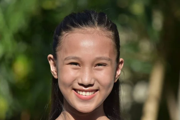 Eine philippinische Frau lächelt — Stockfoto