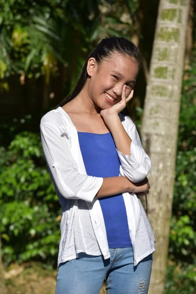 Eine nachdenkliche, jugendliche philippinische junge Frau — Stockfoto