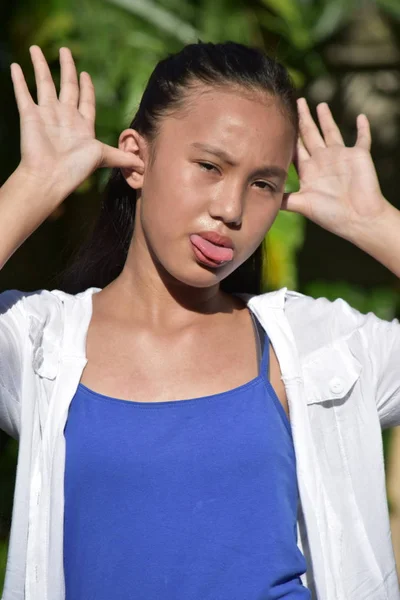 Komik Yüzler Yapma Bir Genç Kız — Stok fotoğraf