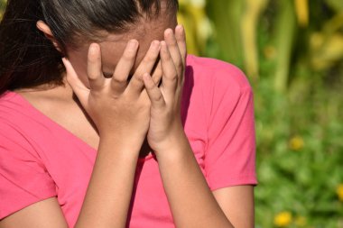 Yalnız Bir Genç Kız