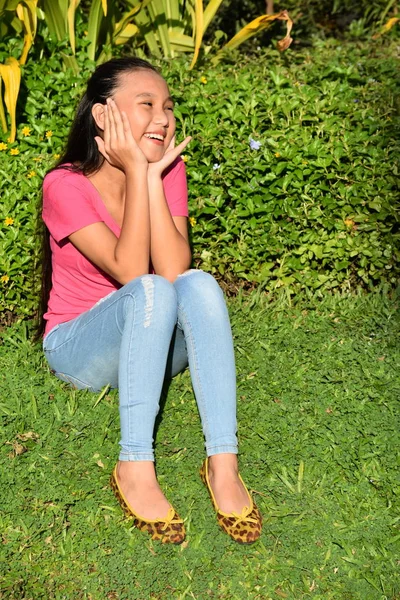 Uma menina adolescente bonito feliz — Fotografia de Stock