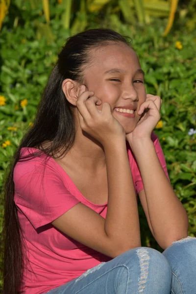 En ungdomlig minoritet flicka och lycka — Stockfoto