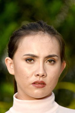 Ciddi Bir Genç Azınlık Yetişkin Kadın