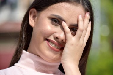 Bir Utangaç Çekici Azınlık Kadın