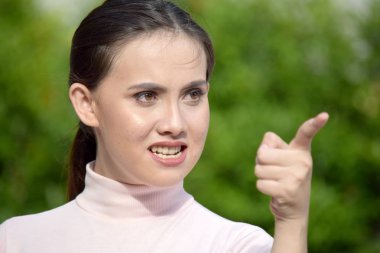 Bir Mad Çekici Azınlık Kadın Kadın