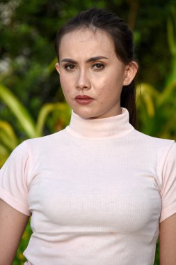 Ciddi Bir Genç Kadın