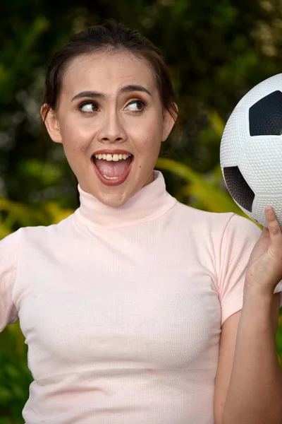 Fitness Filipina dívka fotbalového hráče a štěstí s míčem — Stock fotografie