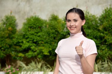 Başparmak ile Bir Filipinli Kadın