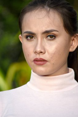 Ciddi Güzel Bir Azınlık Kadın