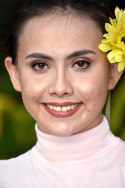 Gülümseyen Genç Bir Kadın