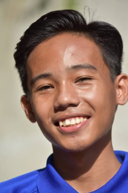 Çeşitli Gençler Gülümsüyor