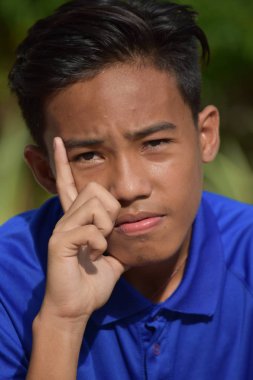 İyi görünümlü bir çocuk karar veriyor.