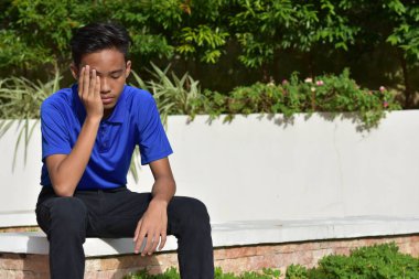 Hayal kırıklığına uğramış yakışıklı, çeşitli genç bir erkek.