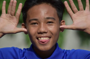 Yakışıklı Çocuk Komik Yüzler Yapıyor