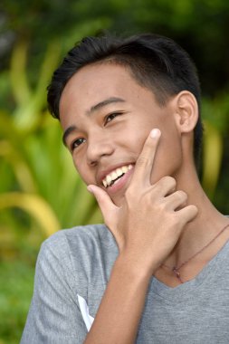 Düşünceli bir Asyalı genç.