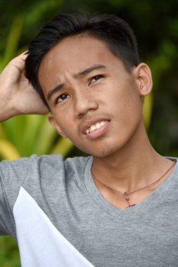 Kafası Karışık Yakışıklı Bir Erkek Çocuk