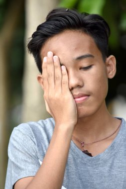 Hayal kırıklığına uğramış yakışıklı azınlık erkek çocuk.