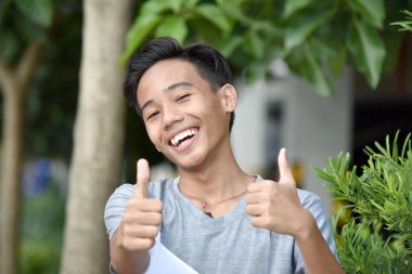 Başparmakları havada, farklı görünümlü bir çocuk.