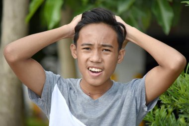 Kafası karışmış genç bir Asyalı.