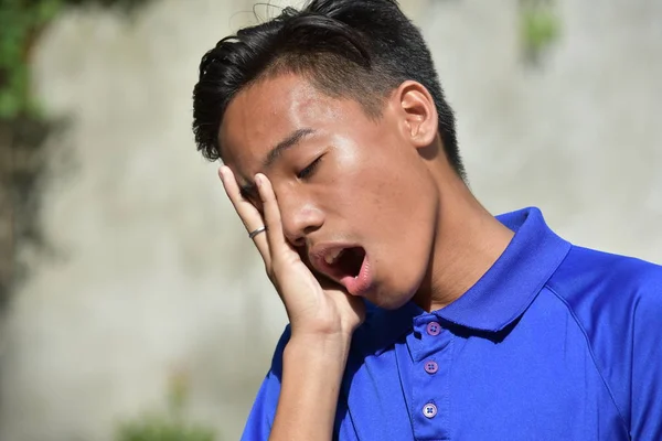 Seorang pemuda muda muda Yawning Remaja — Stok Foto